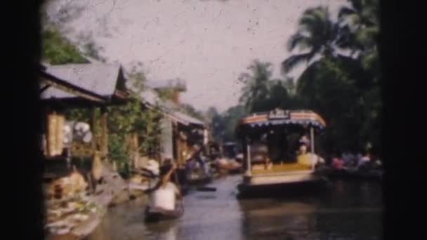 Boote treiben auf dem Fluss — Stockvideo