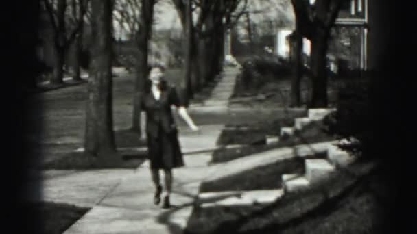 Молодая женщина, идущая по дорожке — стоковое видео