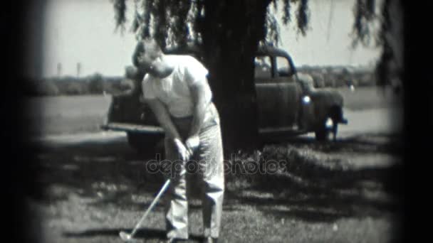 Homme jouant au golf sur le terrain — Video