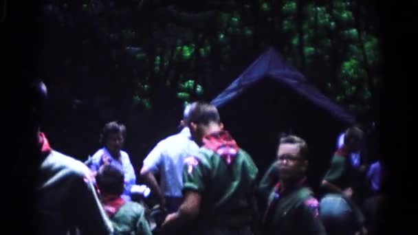Menschen gehen nahe Zelt im Wald spazieren — Stockvideo
