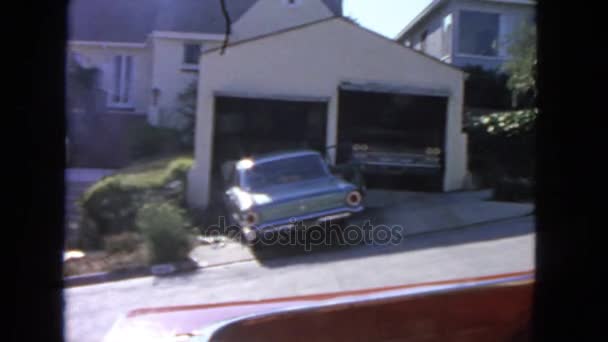 Auto en huis op straat — Stockvideo