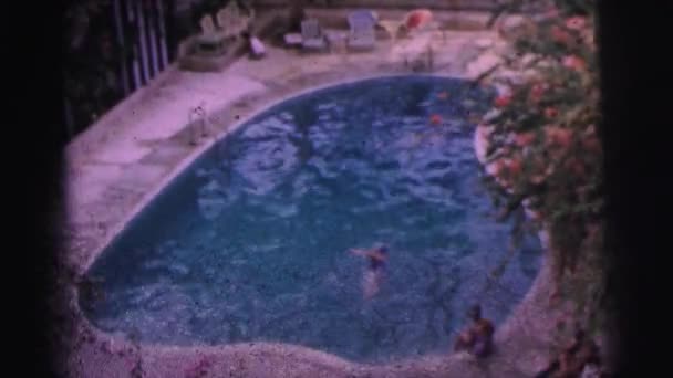 Жінка в басейні — стокове відео