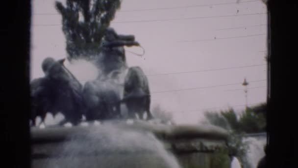 Brunnen aus Beton mit Statue — Stockvideo