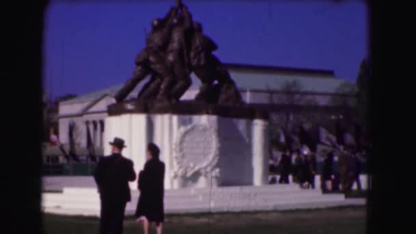 Observación de la estatua con bandera americana — Vídeos de Stock