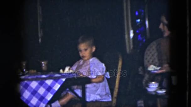 Mädchen sitzt am Tisch — Stockvideo
