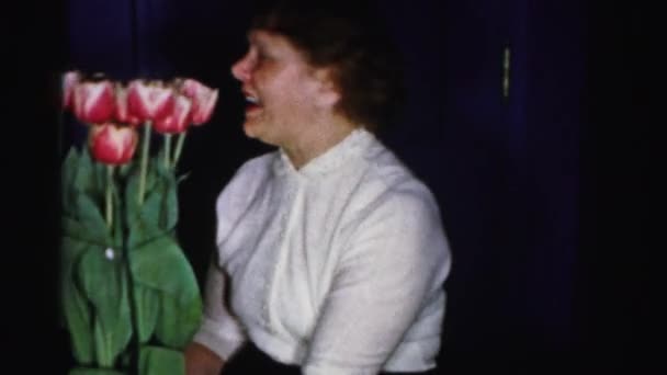 Frau hält Tulpen — Stockvideo