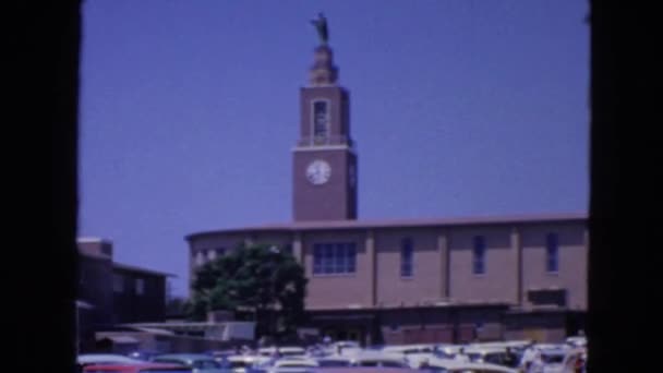 Observación de la torre del reloj y la estatua — Vídeos de Stock