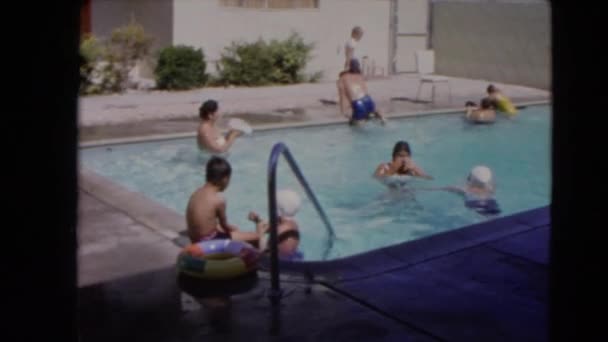 Gente nadando y divirtiéndose en piscina — Vídeos de Stock