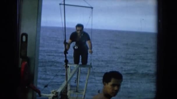 Два чоловіки, які працюють на човні — стокове відео