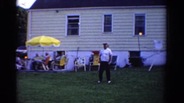Homem com menino jogando badminton — Vídeo de Stock