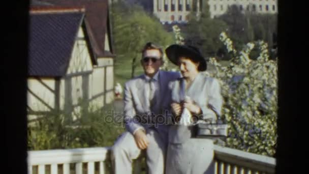 Paar staande in de buurt van houten hek — Stockvideo