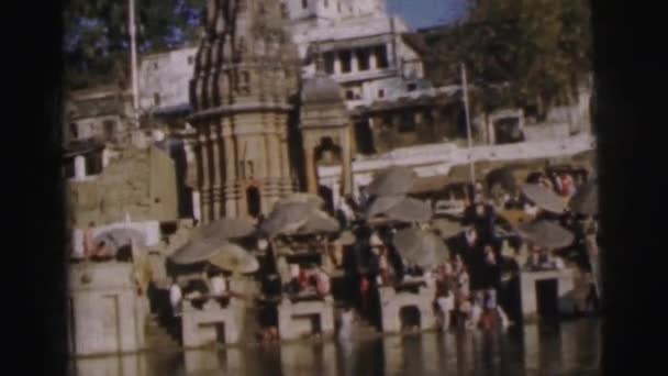 Pessoas de pé e tomar banho no rio — Vídeo de Stock