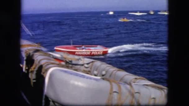 Ferryboat cruzando sobre a água — Vídeo de Stock