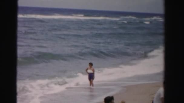 Nő a tengerparton물에 서 있는 여자 — 비디오