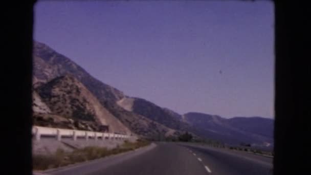 Observación de la carretera y las colinas — Vídeo de stock