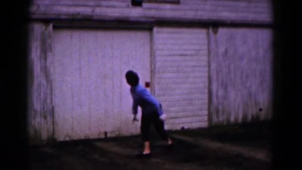 Мальчики играют в мяч на открытом воздухе — стоковое видео