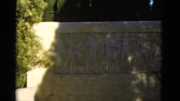 monument en pierre avec des figures 