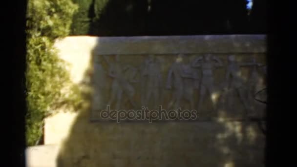 Monumento de piedra con figuras — Vídeos de Stock