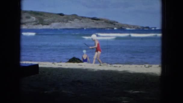 Meninas jogando na costa do mar — Vídeo de Stock