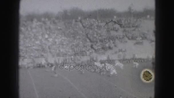 Hombres jugando al fútbol en el campo — Vídeo de stock