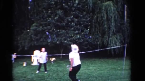 Homme avec garçon jouant au badminton — Video