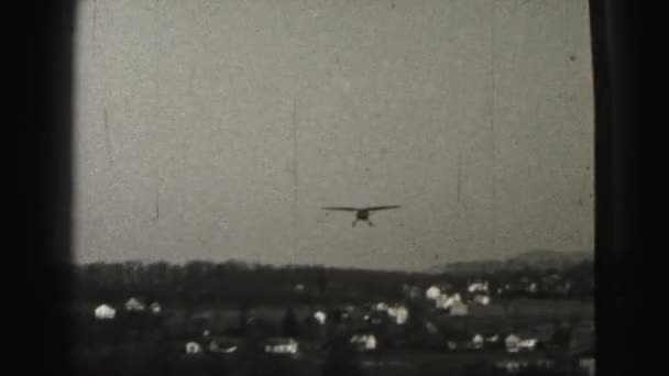 Avion volant haut dans le ciel au-dessus des gens — Video