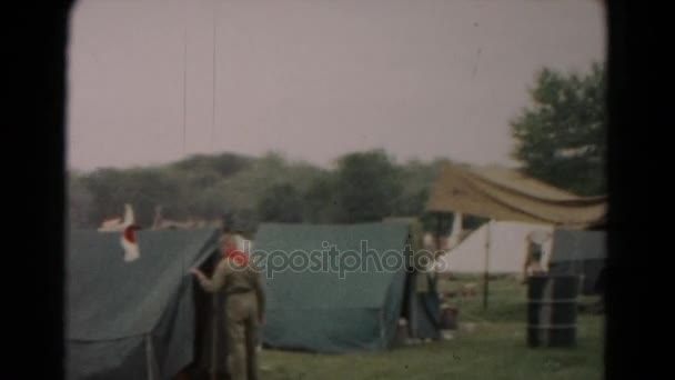 Люди в палаточном лагере — стоковое видео