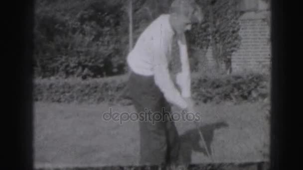 Hombre jugando al golf — Vídeo de stock
