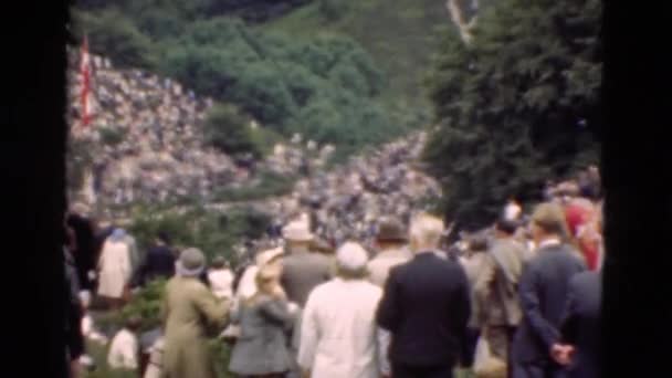 Yeşil tepeler üzerinde Crowds — Stok video