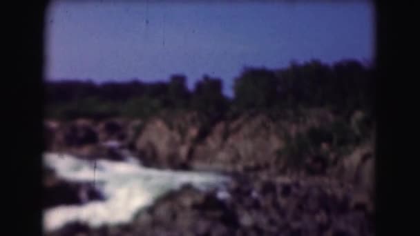 Att observera utsikt över floden stream på stenar — Stockvideo
