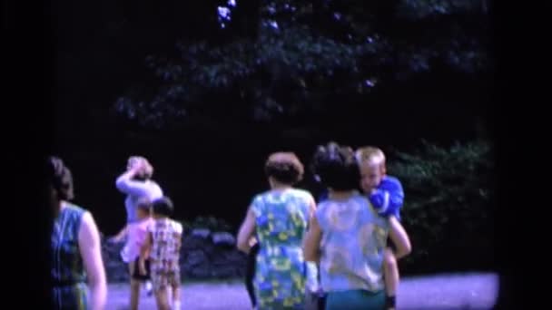 Mensen met kinderen wandelen in het park — Stockvideo