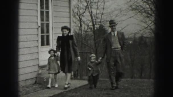 Parents avec enfants marchant vers la caméra — Video