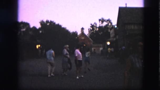 Άνθρωποι περπατούν στο λούνα παρκ — Αρχείο Βίντεο