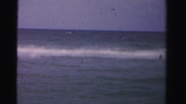 Oamenii înoată în ocean — Videoclip de stoc