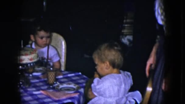 Kinderen zitten op feestelijke tafel — Stockvideo