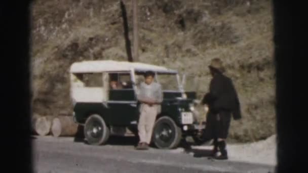 Hombre de pie y apoyado en el coche — Vídeos de Stock