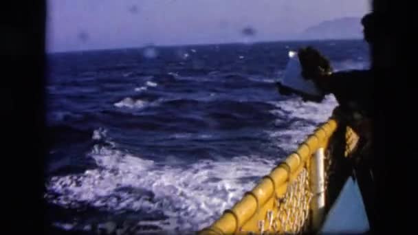 Ferryboat přechod přes vodu — Stock video