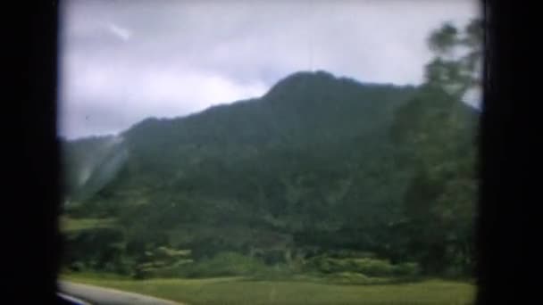 Landschap van bergen en over de weg — Stockvideo
