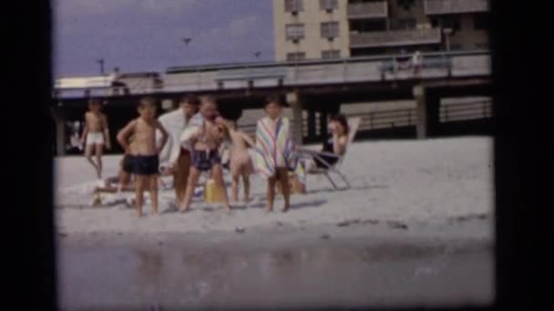 Дети прогуливаются по пляжу — стоковое видео