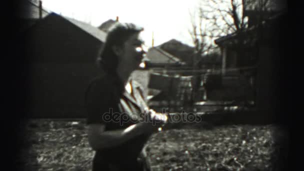 Молодая женщина разговаривает с камерой — стоковое видео