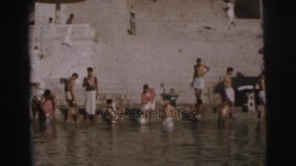 Pessoas que tomam banho no rio — Vídeo de Stock
