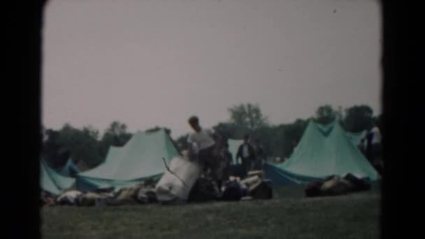 Pessoas caminhando no acampamento tenda — Vídeo de Stock