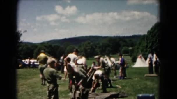 Ludzie chodzą w namiocie obozu — Wideo stockowe