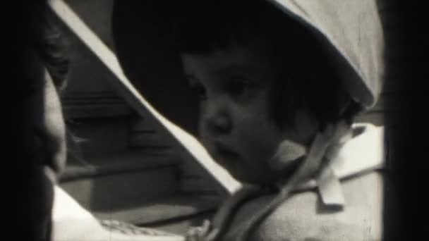 Γριά εκμετάλλευση παιδιού — Αρχείο Βίντεο