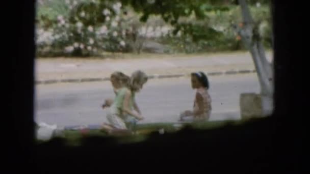 Meninas brincando na rua — Vídeo de Stock