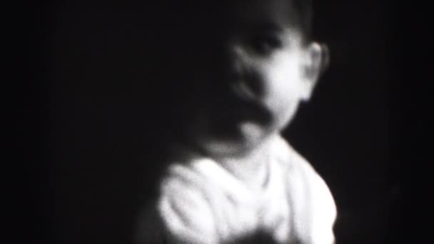 Cara de niño en la oscuridad — Vídeos de Stock