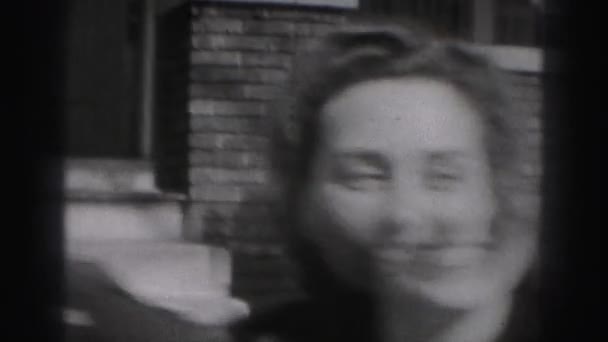 Γυναίκα και άνδρας μιλώντας στην κάμερα — Αρχείο Βίντεο