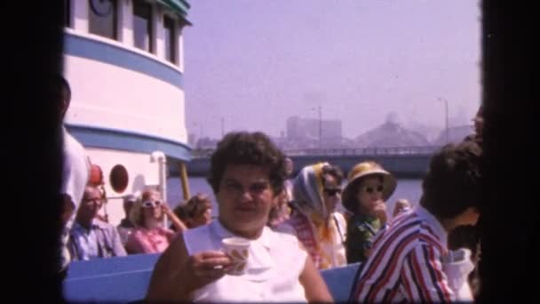 Ferryboat cruzar sobre el agua — Vídeos de Stock