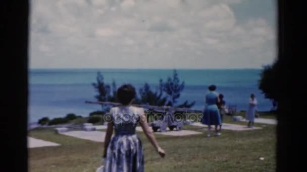 Mujer caminando en la costa del mar — Vídeos de Stock