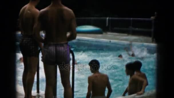 Jungen schwimmen im Pool — Stockvideo